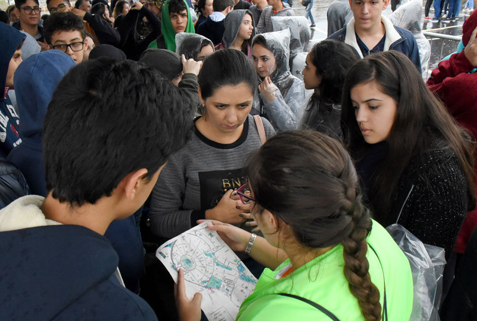 Visitantes buscam orientações com monitores na UPA