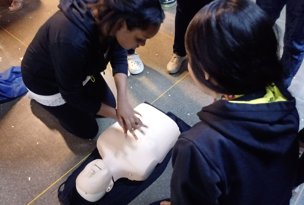 Alunos do curso fazem massagem cardiovascular em boneco