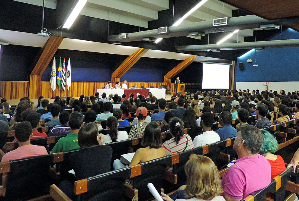 Aula inaugural do curso, com a presença de familiares Plateia na aula inaugural do curso