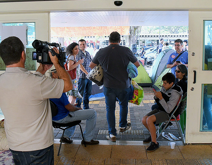 Sindicalistas desocupam prédio da Reitoria Sindicalistas desocupam prédio da Reitoria