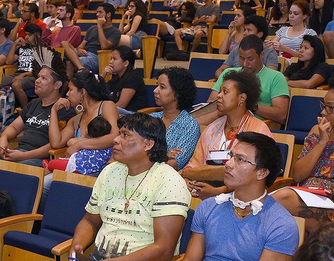 Indígenas presentes a sessão do Consu que aprovou o vestibular | Foto: Antoninho Perri