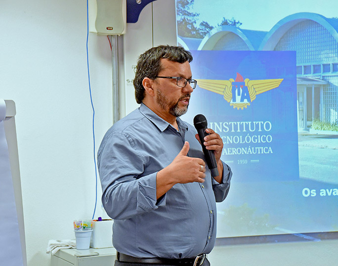 Pró-reitor de graduação do ITA durante palestra no EA2 Pró-reitor de graduação do ITA durante palestra no EA2