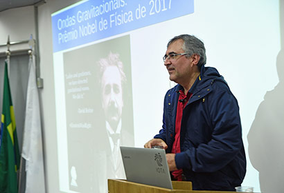 Alberto Saa durante palestra no evento "Física pra Curiosos"