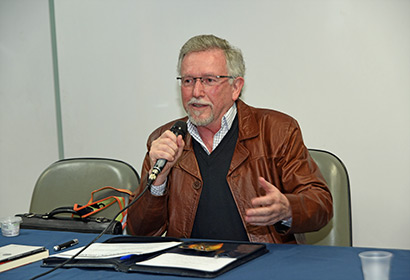 Professor Valdemar, da UFSCar na conferência de abertura