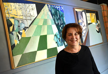 A artista plástica Suely Pinotti diante de sua obra durante exposição na Casa do Lago
