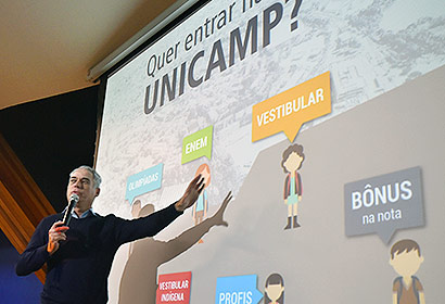 José Alves de Freitas Neto fala sobre as novas formas de ingresso na Unicamp professor apresenta slide