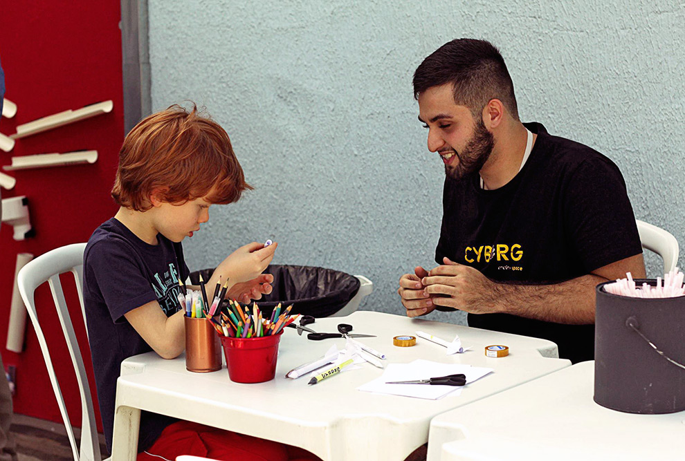 “aprender botando a mão na massa”