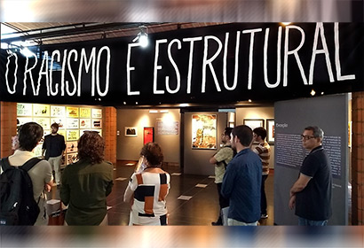 Faixa “O racismo é estrutural”, na entrada da exposição Faixa “O racismo é estrutural”, na entrada da exposição