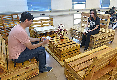 Móveis de pallets na Faculdade de Engenharia Agrícola: projeto itinerante pela sustentabilidade | Foto: Antonio Scarpinetti Audiodescrição: X