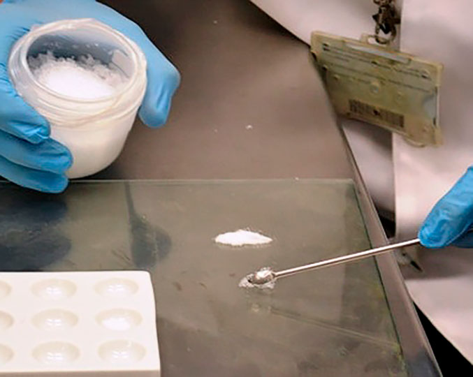 Exames toxicológicos apresentaram a presença da N-etilpentilona, também conhecida como N-etilnorpentilona ou efilona Exames toxicológicos apresentaram a presença da N-etilpentilona, também conhecida como N-etilnorpentilona ou efilona