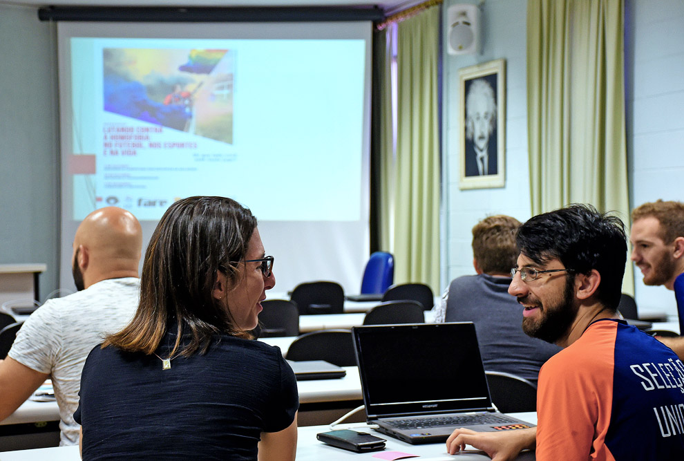 Estudantes debatem durante oficina da FEF