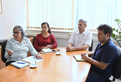 A reitora em exercício Teresa Atvars e integrantes da equipe que realiza o Planejamento Estratégicos em TI