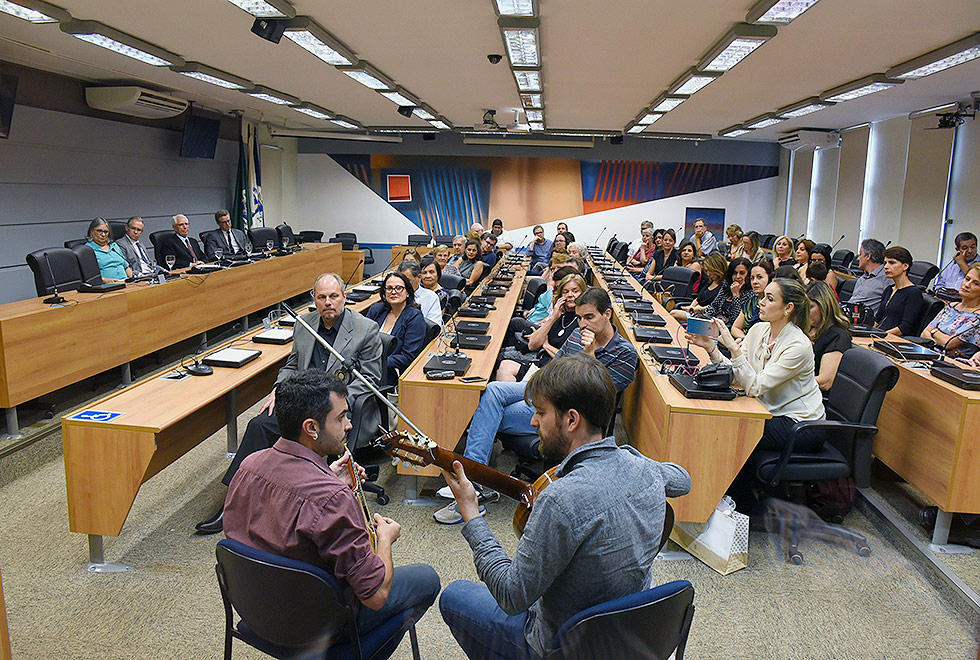 Público presente à cerimônia acompanha apresentação musical