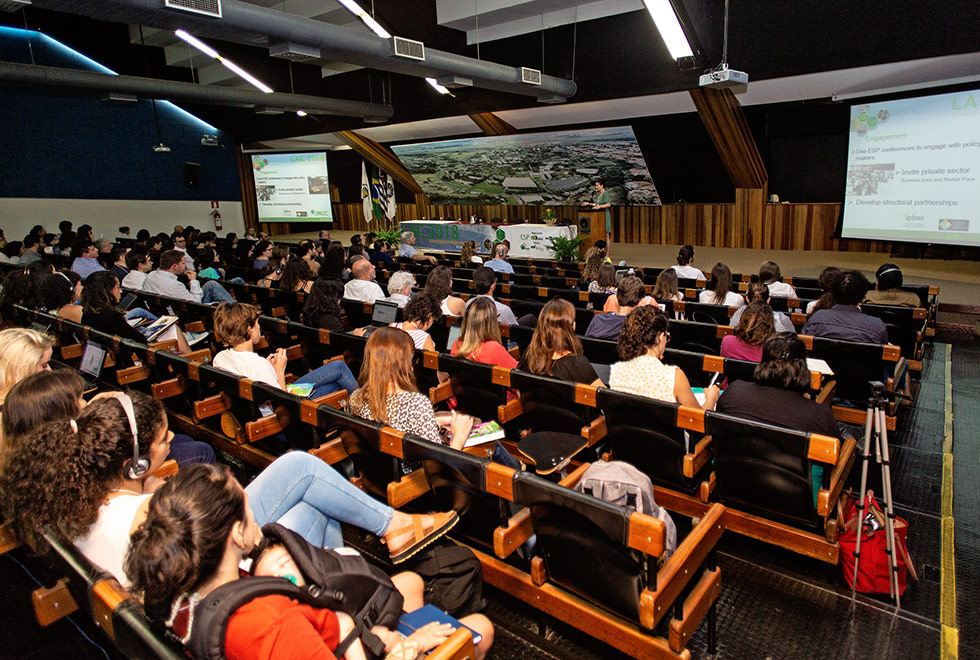 Público acompanha palestra da 2ª Conferência Regional América Latina & Caribe da ESP