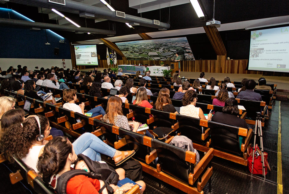Público acompanha palestra da 2ª Conferência Regional América Latina & Caribe da ESP Público acompanha palestra da 2ª Conferência Regional América Latina & Caribe da ESP