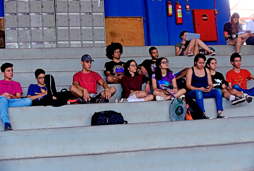 Estudantes sentados em arquibancada