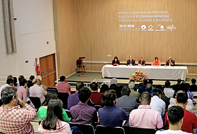 Público acompanha discussões Público acompanha discussões