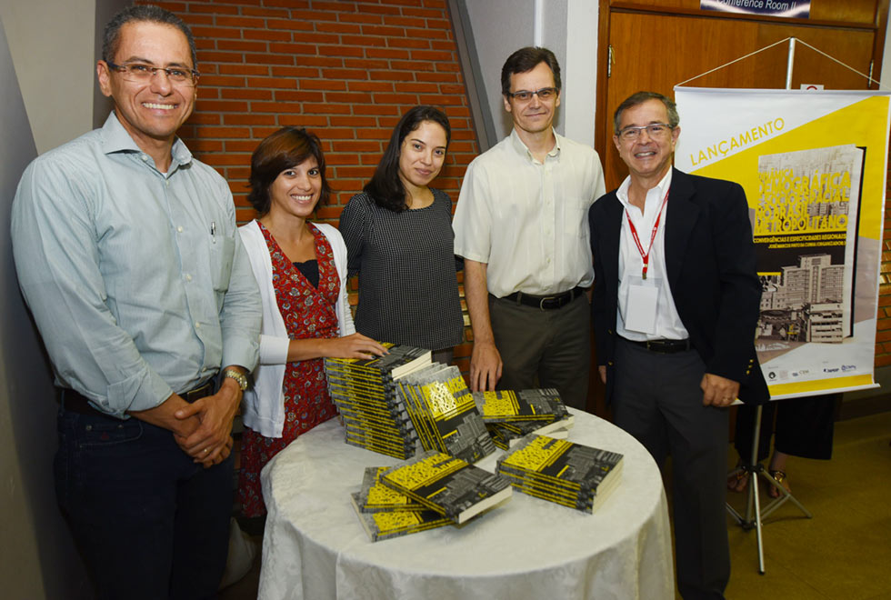 Autores do livro "Dinâmica Demográfica e Socioespacial no Brasil Metropolitano" e o professor José Marcos Pinto da Cunha (à dir.) x