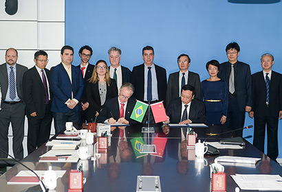 Marcelo Knobel assina convênio na Beijing Jiaotong University | Foto: Divulgação Marcelo Knobel assina convênio na Beijing Jiaotong University | Foto: Divulgação