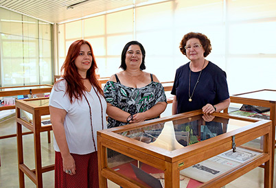 Luise Weiss (à dir.), Maria Helena Segnorelli (ao centro) e Fabiana Grassano (à esq.): exposição contempla obras de artistas renomados