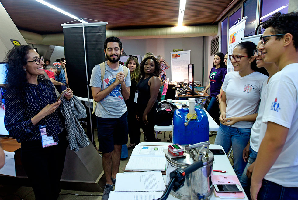 A palestrante Saba Gohle conhecendo a exposição A palestrante Saba Gohle foi conhecer os projetos da exposição