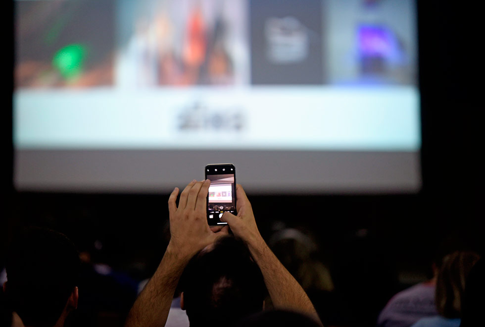 Tudo registrado Celular fotografano telão da palestra
