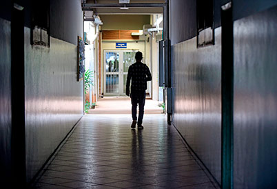 Pesquisa do Labeest vai identificar estresse em comunidade acadêmica Imagem mostra um longo corredor com um aluno andando