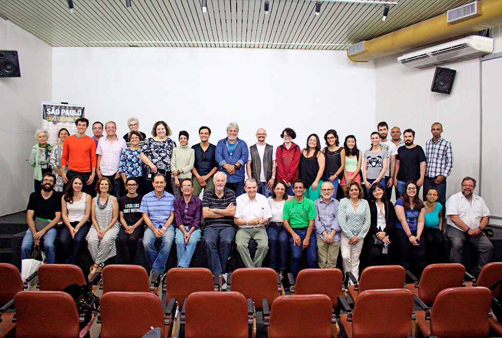 Turma do curso “O Cinema e a Criação de Ugo Giorgetti” reunida no Auditório da Biblioteca Central, no último dia de aula. Foto: Thais Marin