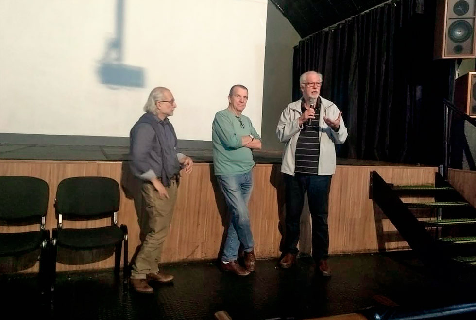 Professores Alcir Pecora e Carlos Vogt, do IdEA, e o cineasta Ugo Giorgetti durante debate na mostra “São Paulo segundo Ugo Giorgetti”, na Casa do Lago. Foto: Thais Marin
