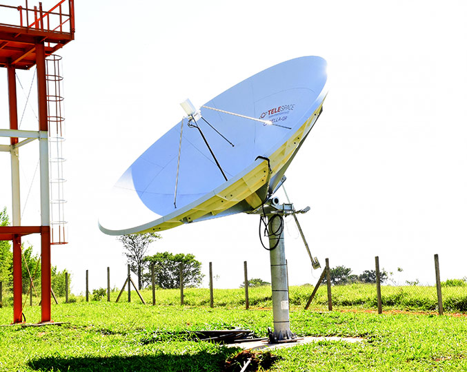 Antena, de duas toneladas, 4,5 m de diâmetro entrou em operação em novembro. Antena, de duas toneladas, 4,5 m de diâmetro entrou em operação em novembro.