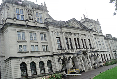 Um dos prédios da Cardiff University Um dos prédios da Cardiff University
