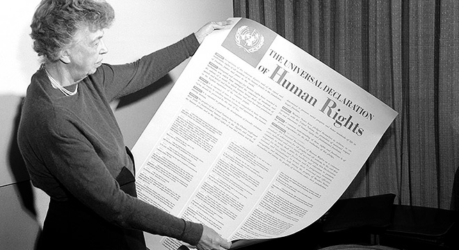 Cartaz com a Declaração Universal dos Direitos Humanos é exibido por Eleanor Roosevelt em foto de 1949 | Reprodução