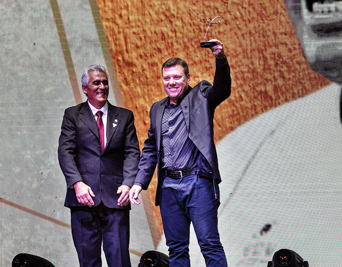 Alessandro Tosim ergue o troféu de melhor técnico na categoria "Esporte Coletivo" Alessandro Tosim ergue o troféu de melhor técnico na categoria "Esporte Coletivo"