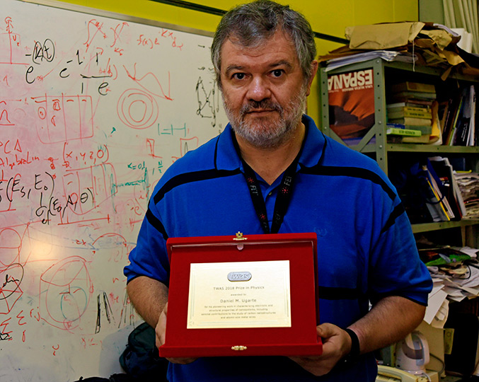 O professor Daniel Ugarte e a placa concedida pela TWAS