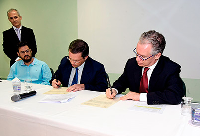 O professor Jefferson Cano e o reitor Marcelo Knobel assinam o termo de posse O professor Jefferson Cano e o reitor Marcelo Knobel assinam o termo de posse