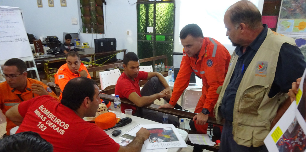 Bombeiros que trabalham no resgate das vítimas em Brumadinho.