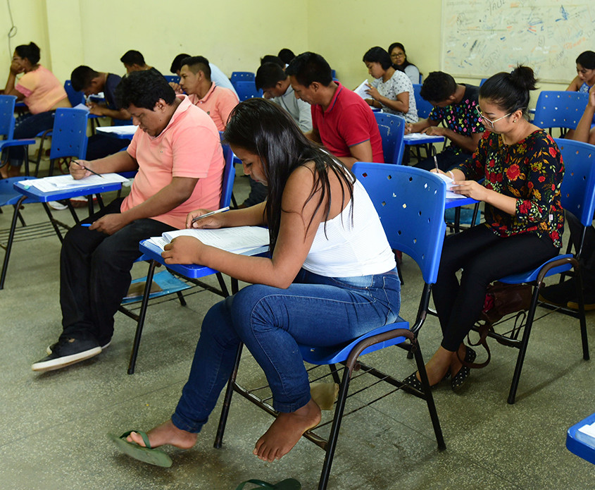 Candidatos ao vestibular indígena durante a prova em São Gabriel da Cachoeira - AM Em Sala de aula, alunos sentados durante prova do vestibular.