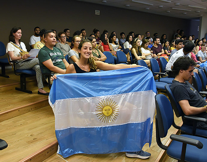 Estudante argentina estende a bandeira de seu país durante o evento