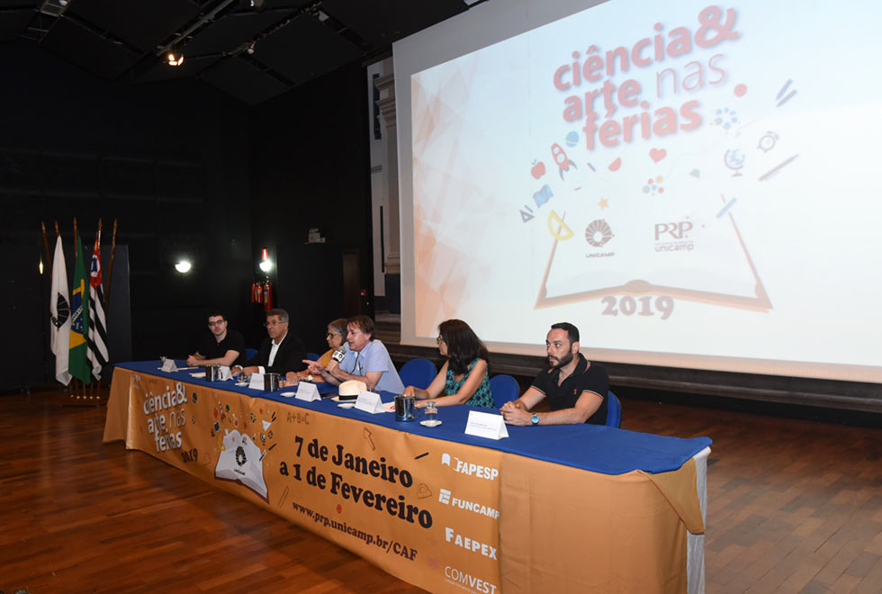 Secretário municipal de cultura de Campinas, Claudiney Carrasco, fala aos estudantes mesa de autoridades