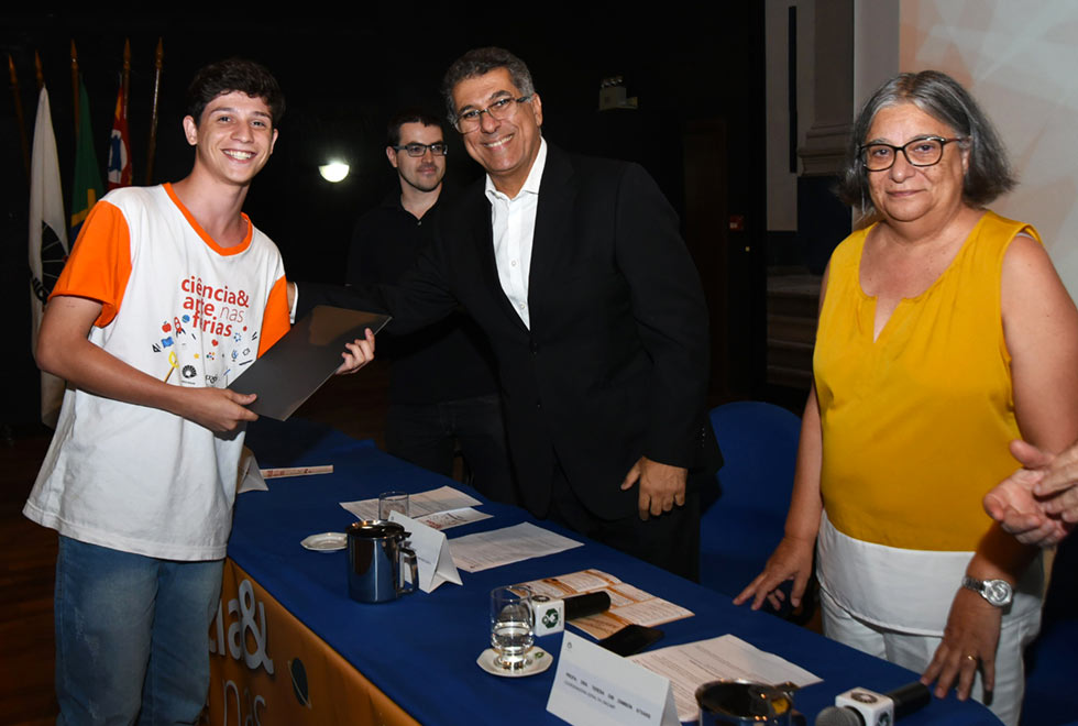 Professor Munir Skaf entrega diploma ao orador da turma