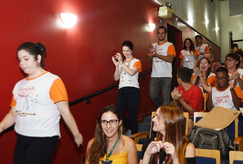 Monitores são ovacionados pelos estudantes Monitores são ovacionados pelos estudantes