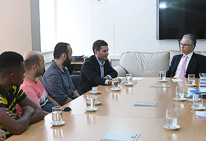 Anúncio foi feito pelo coordenador-geral do Conare em reunião de trabalho com o reitor Marcelo Knobel | Foto: Antonio Scarpinetti Anúncio foi feito pelo coordenador-geral do Conare em reunião de trabalho com o reitor Marcelo Knobel | Foto: Antonio Scarpinetti