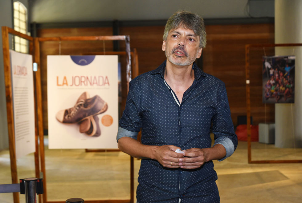 Fotógrafo Chico MAx fala na inauguração da exposição Fotógrafo Chico MAx