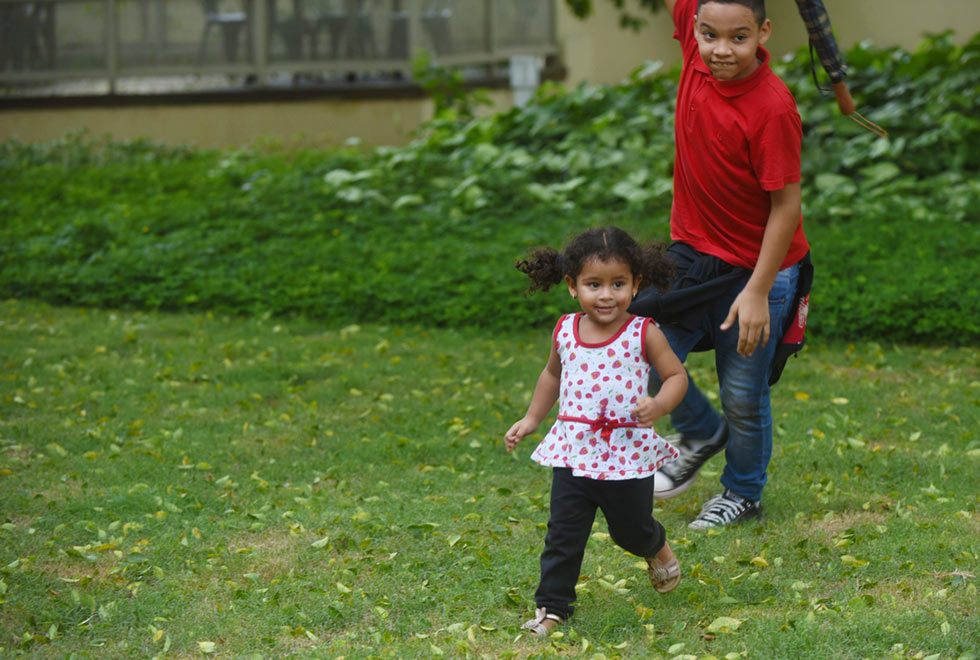 Filhos de Francis Sanches brincam no jardim do Museu da Imigração