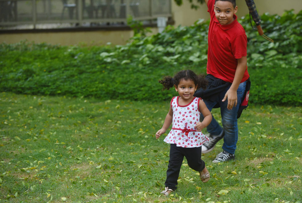 Filhos de Francis Sanches brincam no jardim do Museu da Imigração Filhos de Francis Sanches brincam no jardim do Museu da Imigração