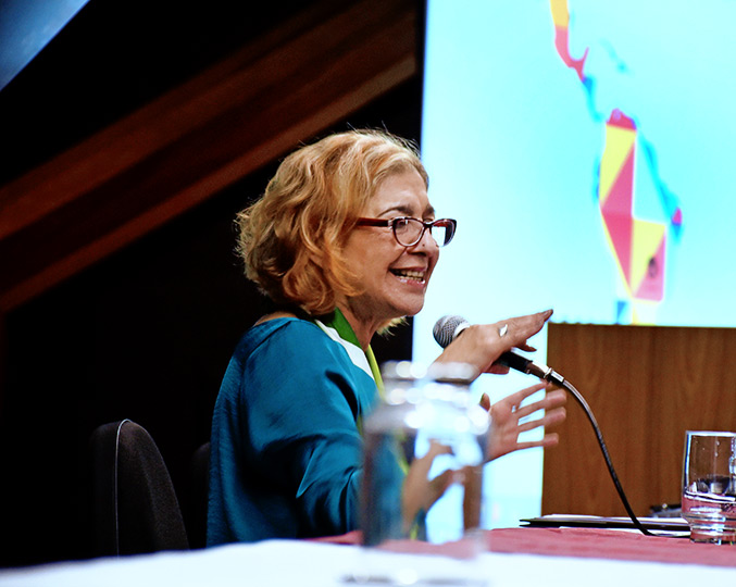 Patricia Fundes, da Universidade de Buenos Aires, concedeu a conferência de abertura Patricia Fundes, da Universidade de Buenos Aires, concedeu a conferência de abertura