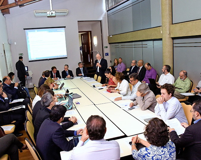 Mesa de trabalho do 3º Workshop Indicadores de Desempenho nas Universidades Estaduais Paulistas -1º Fórum de Desempenho Acadêmico e Comparações Internacionais