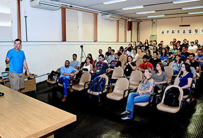 Aled Edwards concede a palestra “Descoberta de medicamentos de código aberto” Aled Edwards concede a palestra “Descoberta de medicamentos de código aberto”