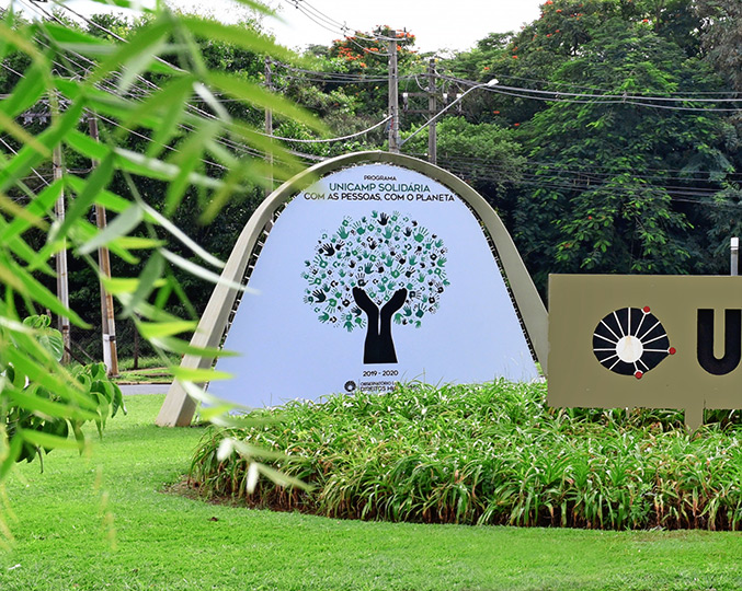 Logo do programa pode ser visto nas entradas do campus 