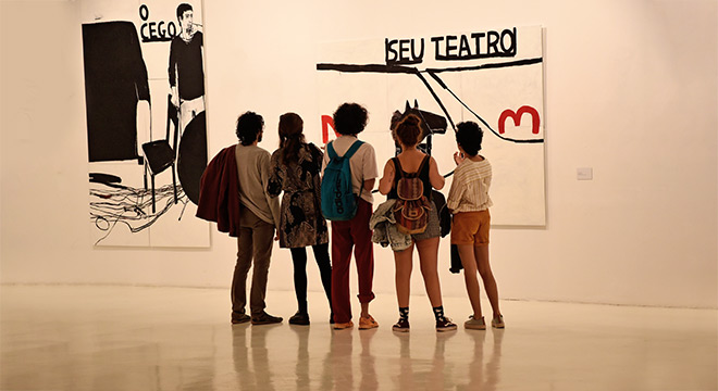Estudantes apreciam quadro de Vânia Mignone na exposição estudantes apreciam quadro de Vânia Mignone na exposição